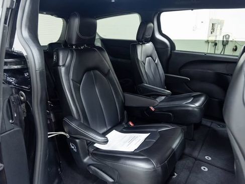 Used 2025 Chrysler Pacifica Select FWD image 24