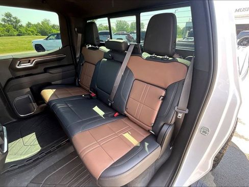 Used 2023 Chevrolet Silverado 1500 High Country w/ High Country Premium Package AWD/4WD image 25