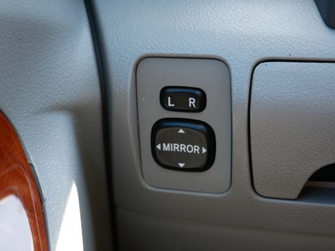 Used 2011 Toyota Camry XLE w/ SE/XLE Extra-Value Pkg image 26