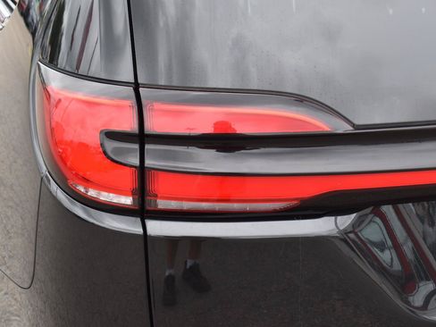 Used 2023 Chrysler Pacifica Touring-L FWD image 7