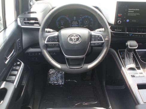 Used 2025 Toyota Sienna Platinum AWD/4WD image 5