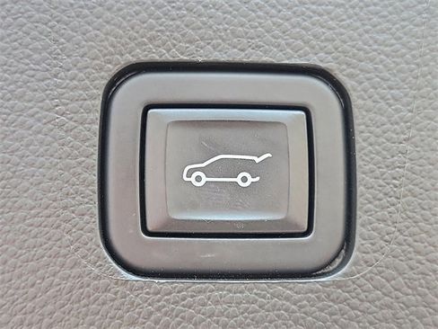 Used 2022 Chevrolet Traverse LT image 23