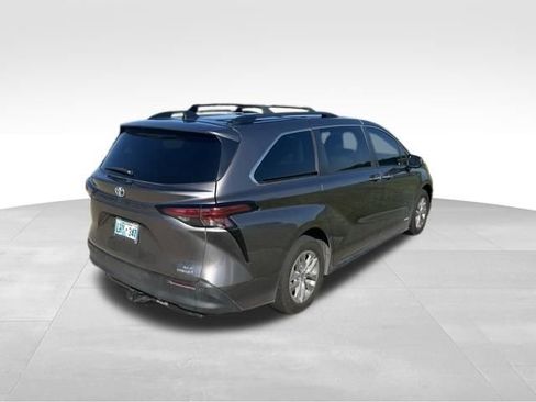 Used 2021 Toyota Sienna XLE w/ XLE Plus Package FWD image 3