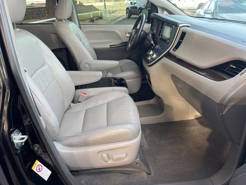 Used 2018 Toyota Sienna XLE image 12