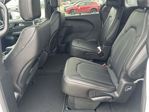 New 2026 Chrysler Pacifica Select image 10