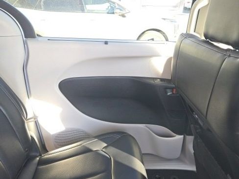 Used 2024 Chrysler Pacifica Touring-L image 18
