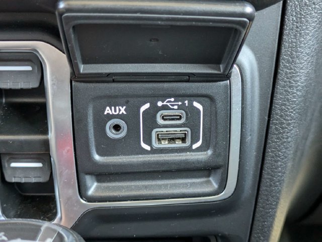 Used 2025 Jeep Wrangler Unlimited Sahara AWD/4WD image 26