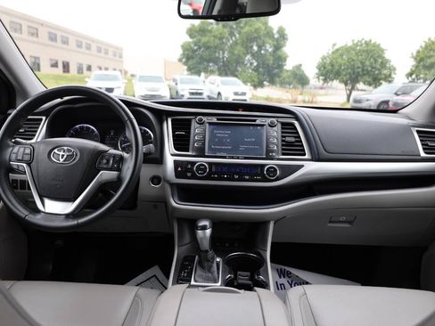 Used 2016 Toyota Highlander XLE AWD/4WD image 14
