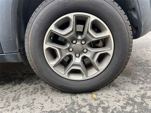 Used 2020 Jeep Cherokee Trailhawk image 20