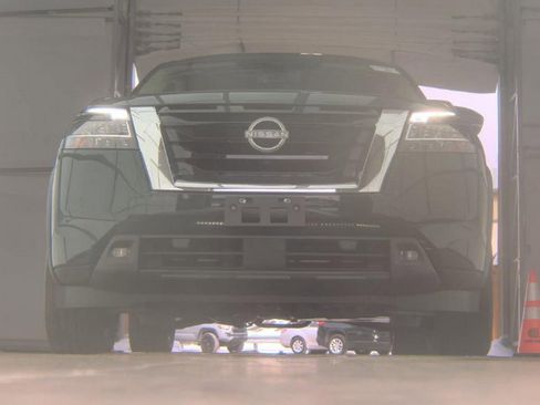 Used 2023 Nissan Pathfinder Platinum image 3