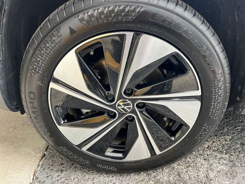 Used 2025 Volkswagen Taos SE image 30