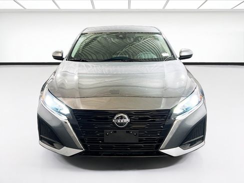 Used 2023 Nissan Altima 2.5 SV FWD image 2