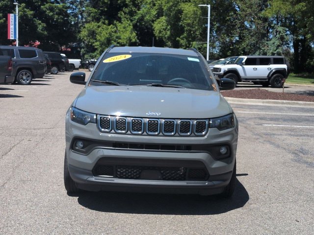 Used 2024 Jeep Compass Latitude w/ Convenience Group AWD/4WD image 8