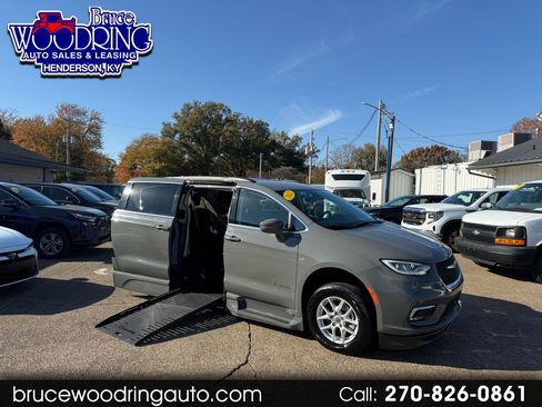 Used 2022 Chrysler Pacifica Touring-L image 1