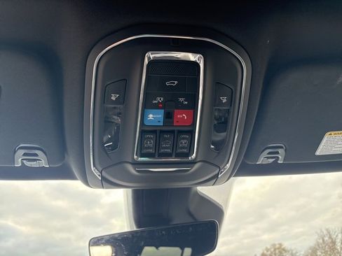 Used 2024 Jeep Wagoneer L Series III w/ Premium Group I image 4