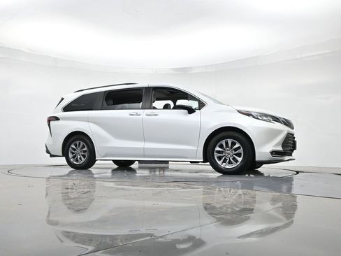 Used 2022 Toyota Sienna XLE image 31