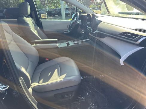 Used 2025 Toyota Sienna XLE w/ XLE Plus Package AWD/4WD image 18