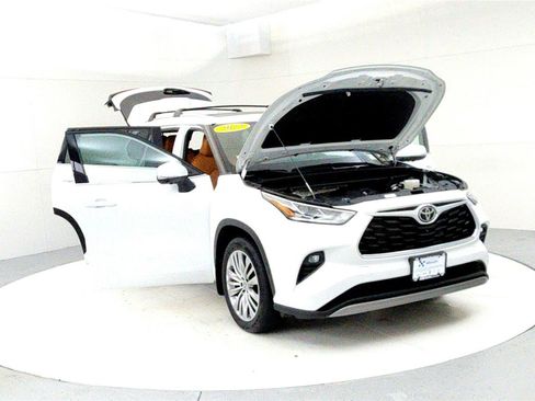Used 2023 Toyota Highlander Platinum image 9
