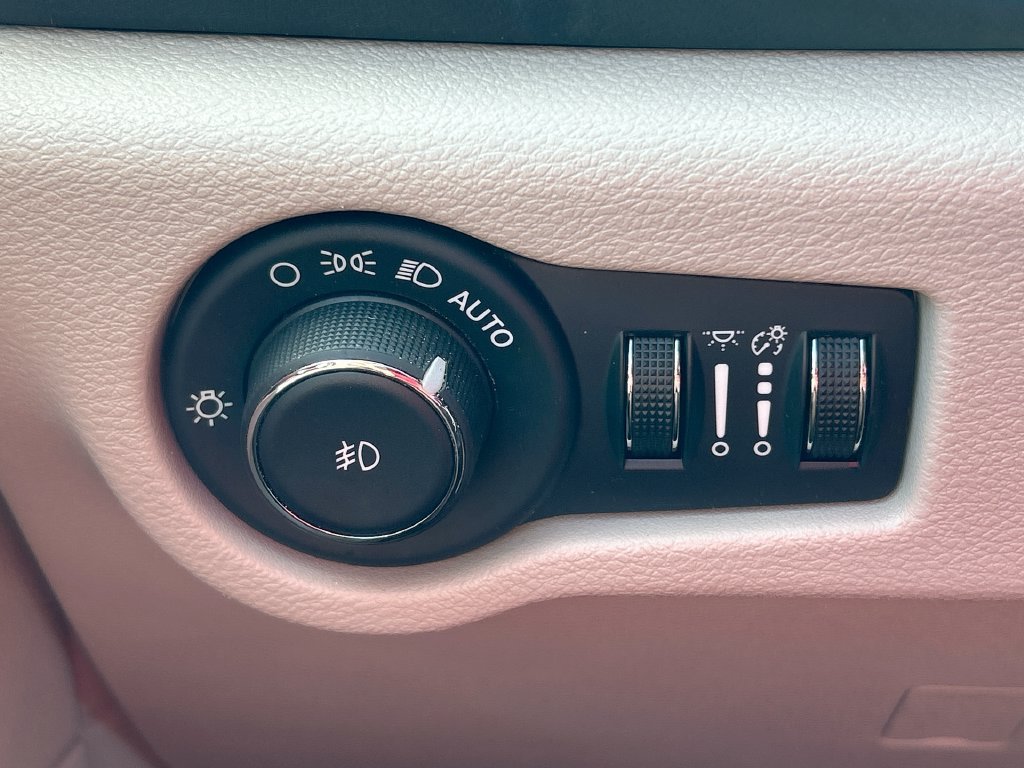 Used 2024 Chrysler Pacifica Touring-L FWD image 21