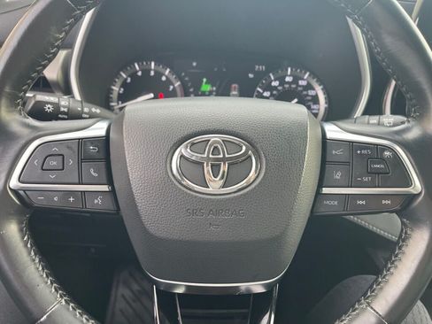 Used 2021 Toyota Highlander XLE AWD/4WD image 19