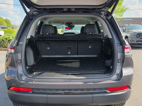 Used 2024 Jeep Grand Cherokee Limited w/ Black Appearance Package image 34