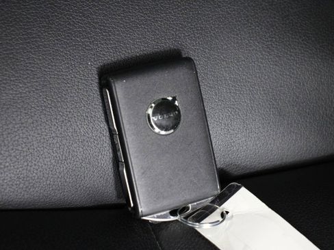 Certified 2025 Volvo XC60 B5 Core image 33