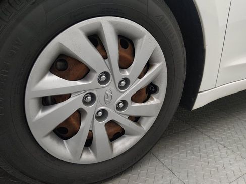 Used 2019 Hyundai Elantra SE FWD image 31