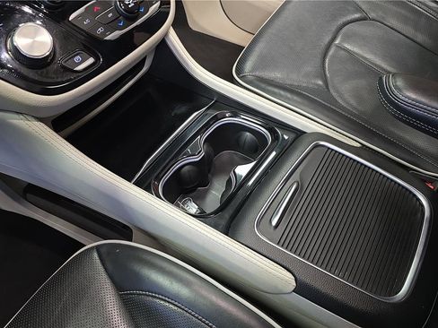 Used 2024 Chrysler Pacifica Limited image 21