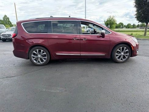 Used 2019 Chrysler Pacifica Limited w/ Tire & Wheel Group FWD image 12