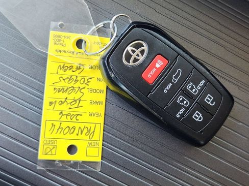 Certified 2026 Toyota Sienna XLE FWD image 31