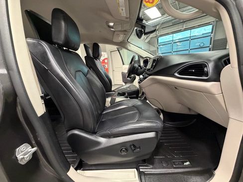 Used 2018 Chrysler Pacifica Touring-L Plus FWD image 42
