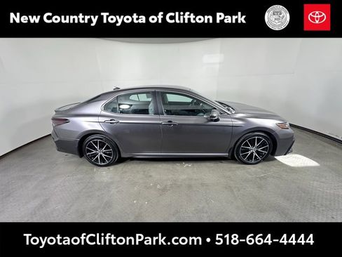 Used 2023 Toyota Camry SE image 2
