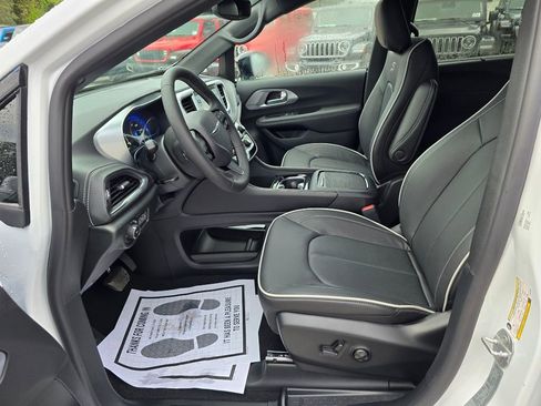 New 2026 Chrysler Pacifica Limited w/ S Appearance Package image 16