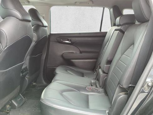 Used 2021 Toyota Highlander XLE image 19