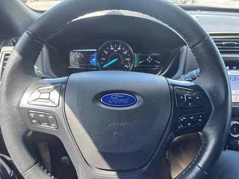 Used 2017 Ford Explorer XLT w/ Equipment Group 202A AWD/4WD image 13