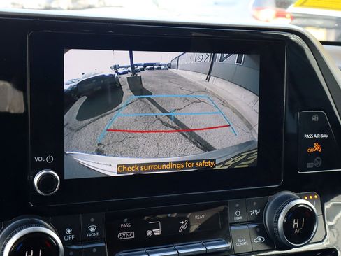 Used 2024 Toyota Highlander XLE image 12