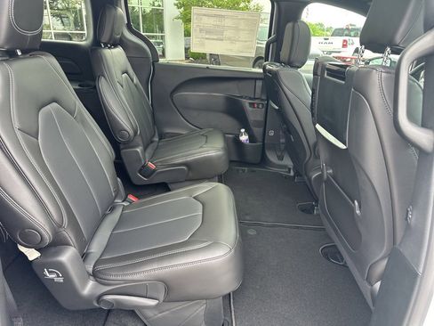 New 2026 Chrysler Pacifica Select image 45