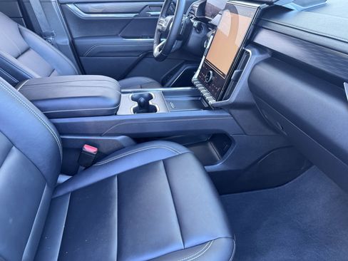 Used 2024 GMC Acadia Elevation image 8