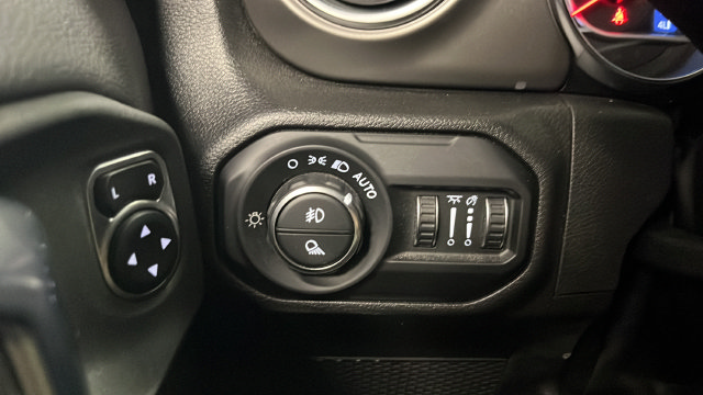 Used 2022 Jeep Gladiator Rubicon w/ LED Lighting Group AWD/4WD image 33