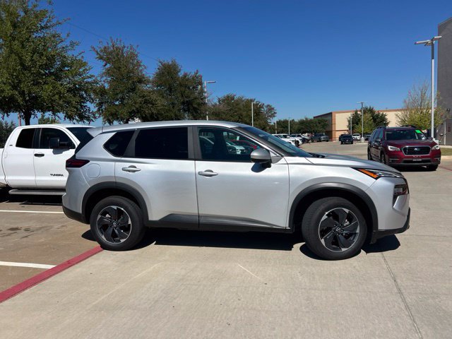 Used 2024 Nissan Rogue SV AWD/4WD image 2