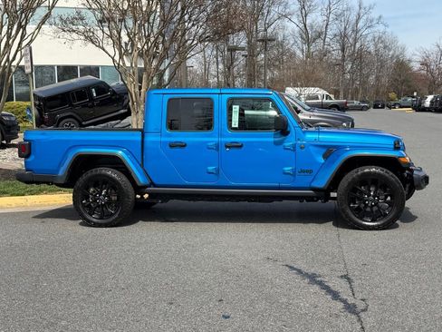 Used 2024 Jeep Gladiator Sport image 4