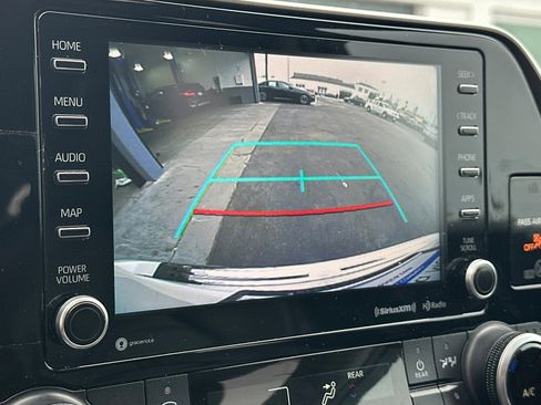 Used 2021 Toyota Highlander XLE AWD/4WD image 20