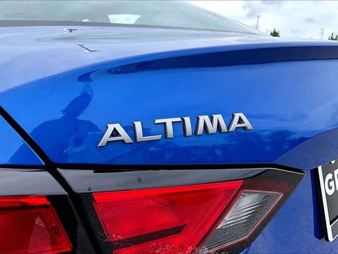 Used 2025 Nissan Altima 2.5 SV FWD image 10