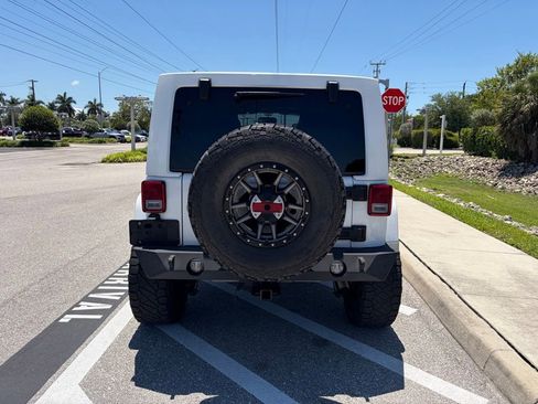Used 2018 Jeep Wrangler Unlimited Sahara AWD/4WD image 8