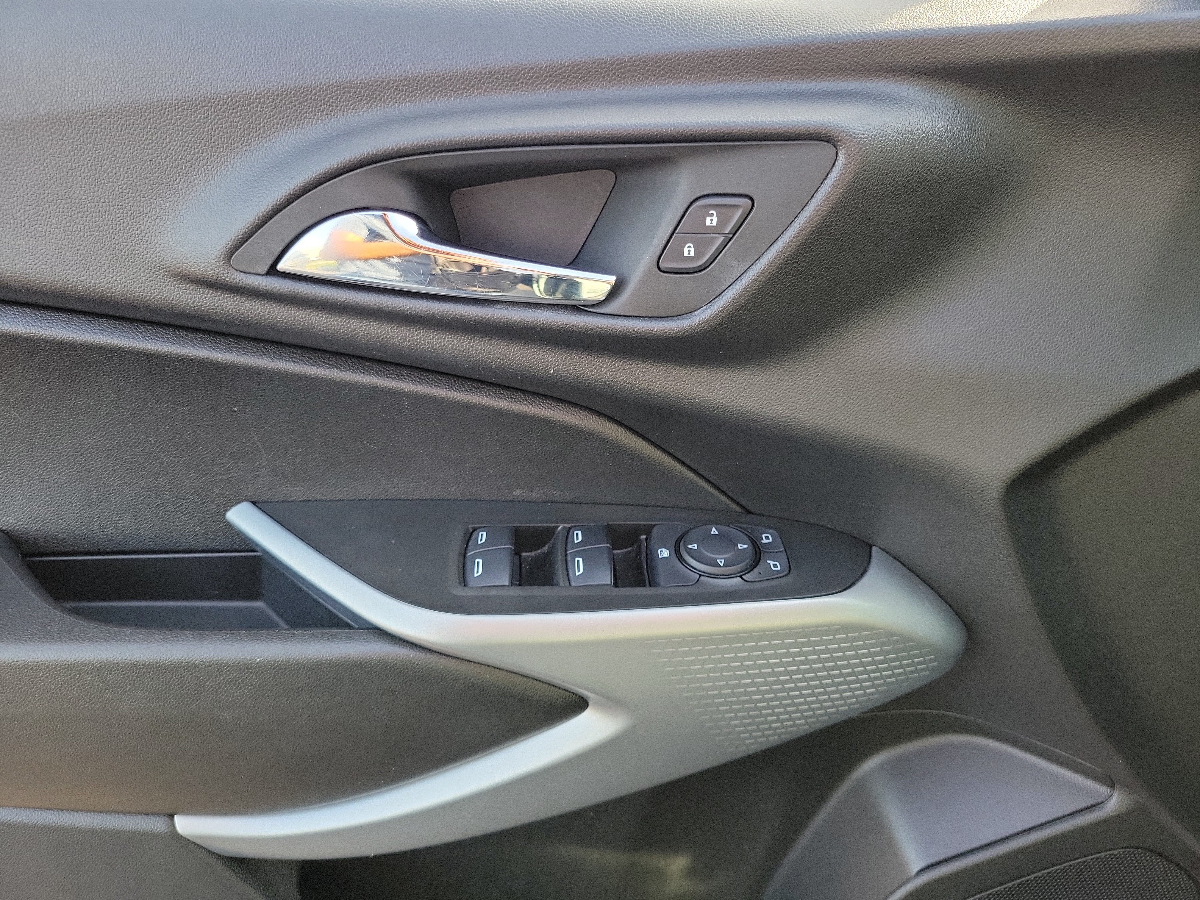 Used 2024 Chevrolet Trax LS w/ Driver Confidence Package FWD image 17