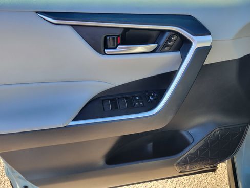 Used 2021 Toyota RAV4 XLE Premium image 22