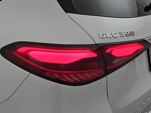 Used 2025 Mercedes-Benz GLC 300 image 35