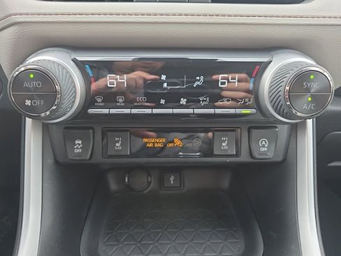 Used 2021 Toyota RAV4 XLE Premium image 30