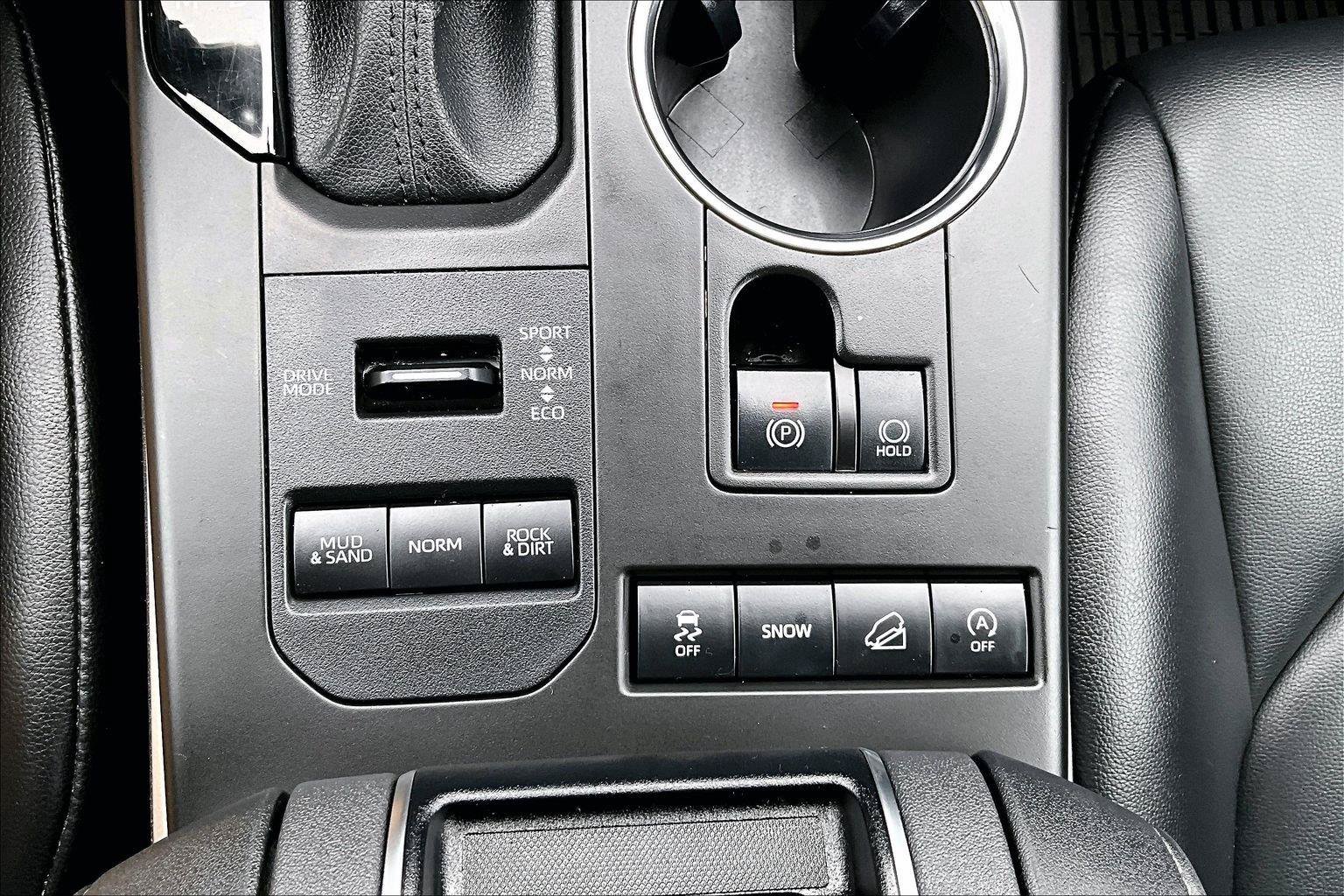 Used 2021 Toyota Highlander XLE AWD/4WD image 16