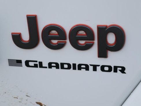 Used 2025 Jeep Gladiator Mojave AWD/4WD image 9